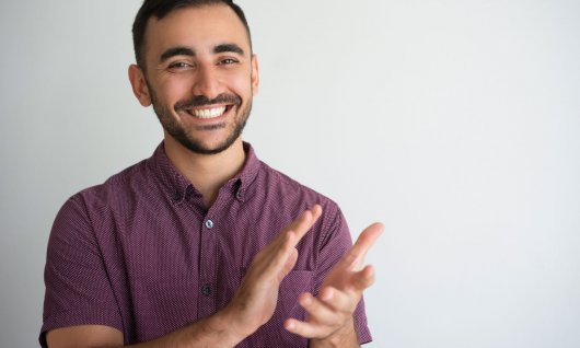 Mann, der in die Hände klatscht 