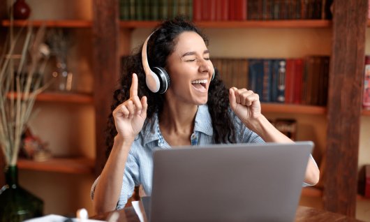 Frau die happy ist und singt 