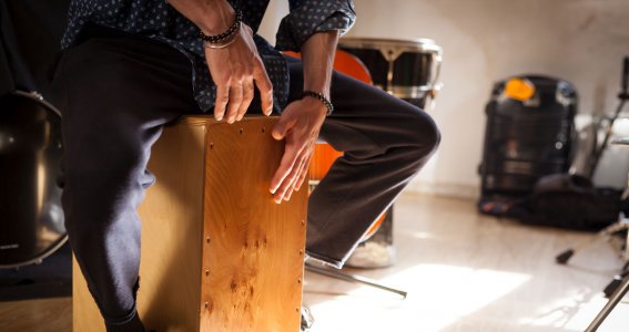 Mann auf einem Cajon 