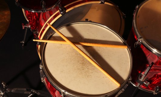 Trommelset und -stöcke