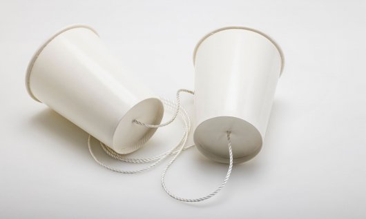 Plastikbecher mit einem Band 