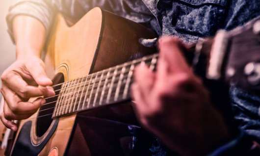 Mann, der Gitarre spielt 