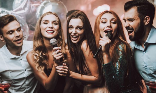 Eine Gruppe von Erwachsenen singt