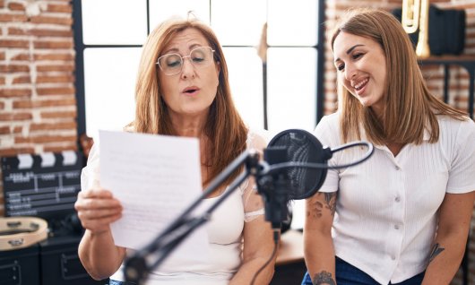 Zwei Frauen singen zusammen.