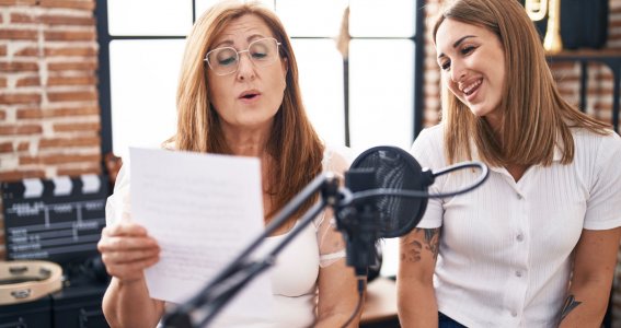 Zwei Frauen singen zusammen.