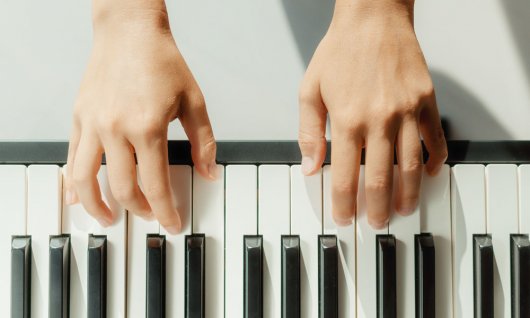 Klavier spielende Hände