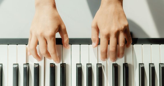 Klavier spielende Hände