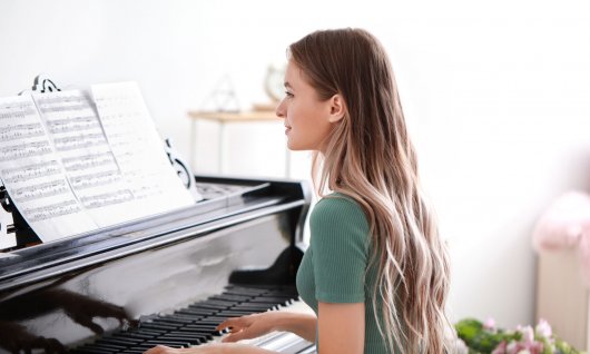 Jugendliche spielt Klavier.