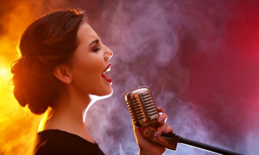 Frau singt in Mikrophon
