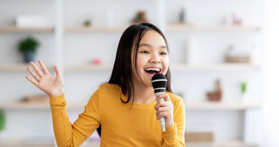 Mädchen singt zuhause.