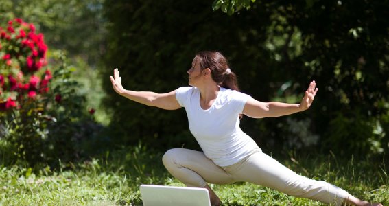 Frau macht draußen Qigong