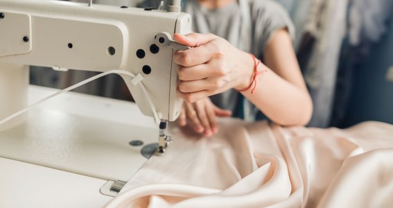 Frau näht mit Nähmaschine