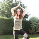 Pilates für Jugendliche und Erwachsene in München Frau macht Pilatesübung Balance