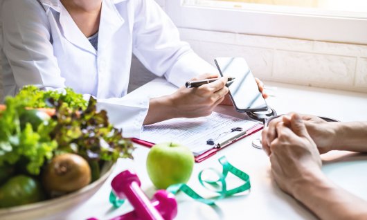 Frau erklärt die Ernährung mit Hilfe ihres Smartphones.