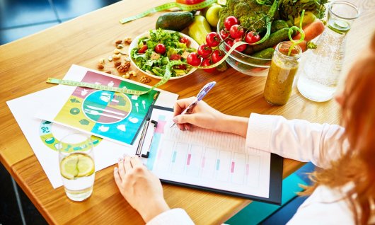 Frau im Ernährungskurs mit Klemmbrett.