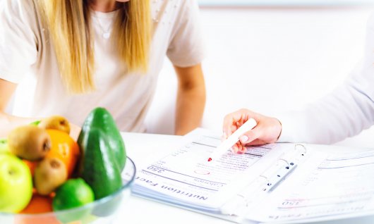 Frau bei der Ernährungsberatung.