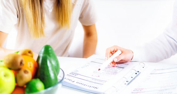 Frau bei der Ernährungsberatung.