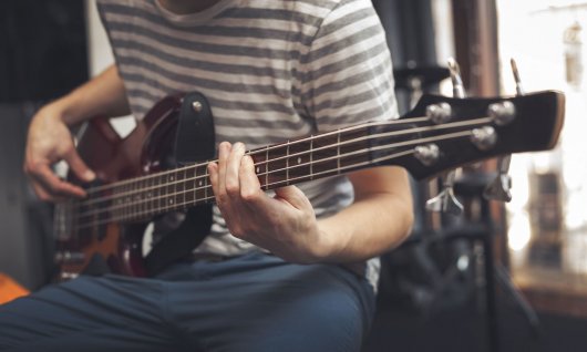 Person spielt Gitarre