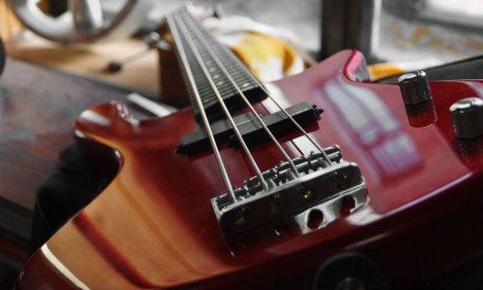 Bild eines roten Basses