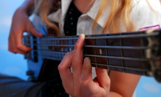 Bassunterricht für Kinder Mädchen spielt Bass