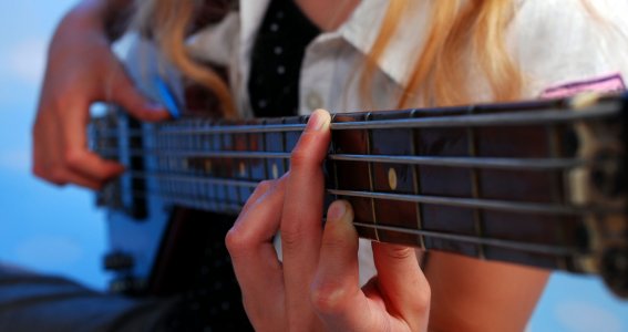 Mädchen spielt Bass