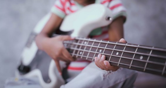 Mädchen spielt auf dem Bass