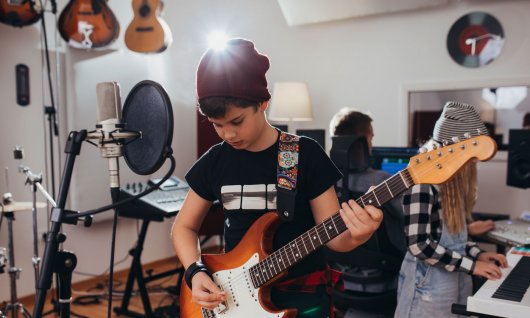 Bass lernen in München Junge spielt Bass