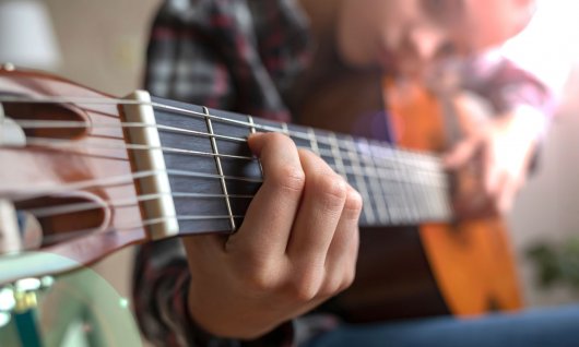 Bassunterricht für Kinder in München Kind spielt Bass