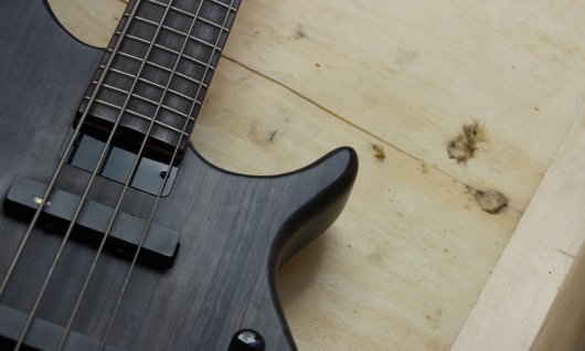 Online Bass lernen für Jugendliche Schwarzer Bass