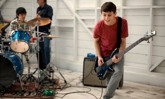 Online Bass lernen für Kinder Junge spielt Bass