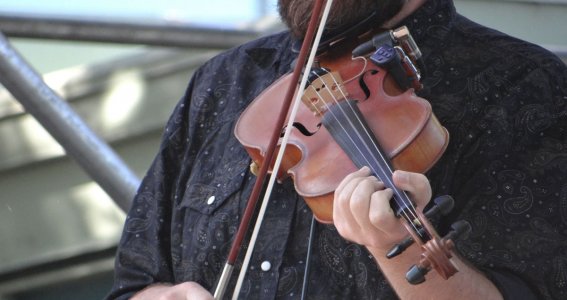 Mann spielt auf der Fiddle