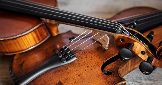 Zwei Fiddlen liegen aufeinander