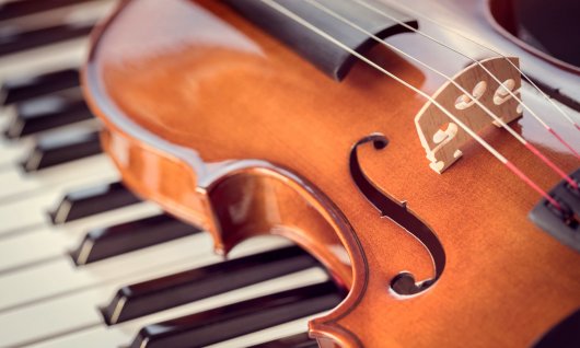 Fiddleunterricht für Kinder Fiddle liegt auf einer Tastatur
