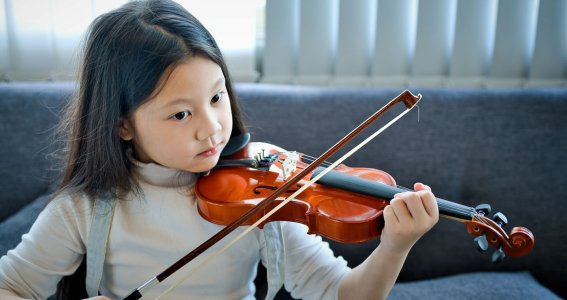 Mädchen spielt Fiddle