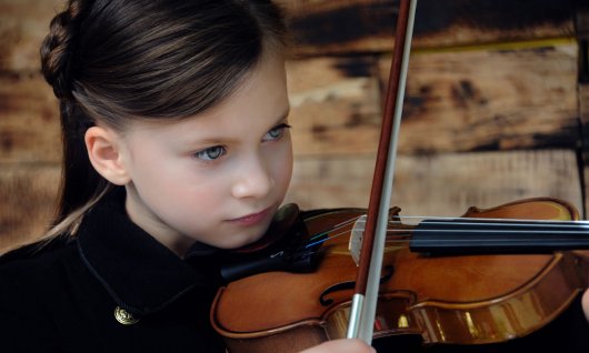 Fiddlekurs für Kinder Mädchen spielt Fiddle
