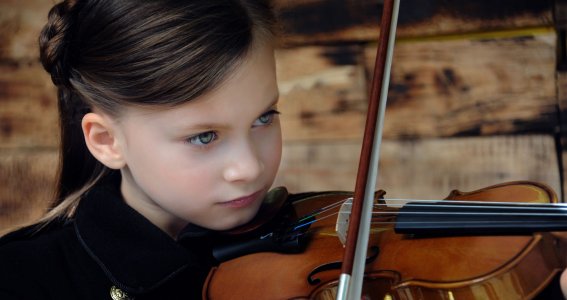 Mädchen spielt Fiddle