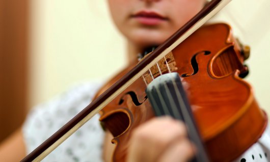 Online Fiddle lernen für Jugendliche Mädchen spielt Fiddle