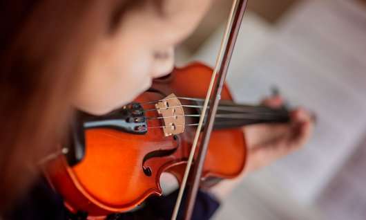 Mädchen spielt auf der Geige