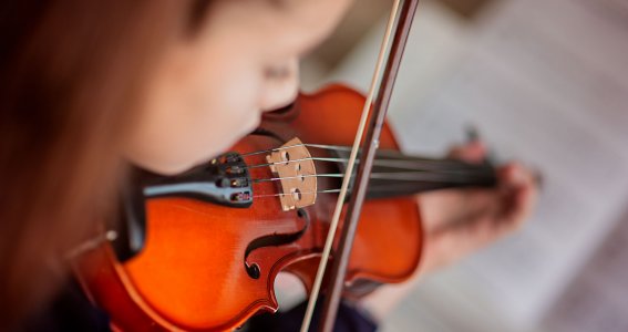 Mädchen spielt auf der Geige