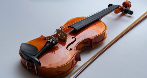 Geige und Bogen liegen nebeneinander 