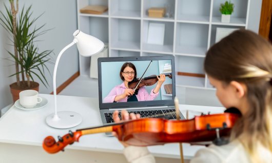 Online Geige spielen für Jugendliche Mädchen spielt Geige im Onlinekurs