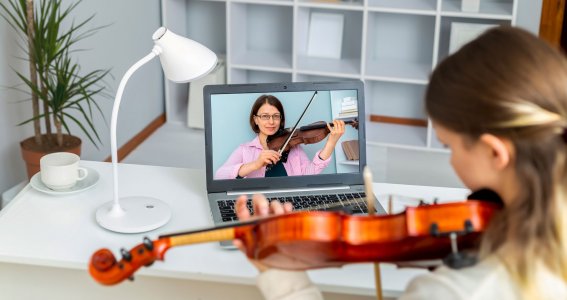 Mädchen spielt Geige im Onlinekurs