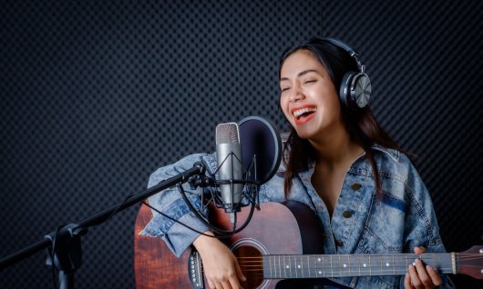 Frau singt in ein Mikrofon