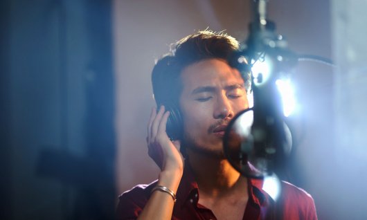 Mann singt im  Tonstudio