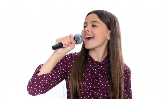 Mädchen sing tin Mikrofon