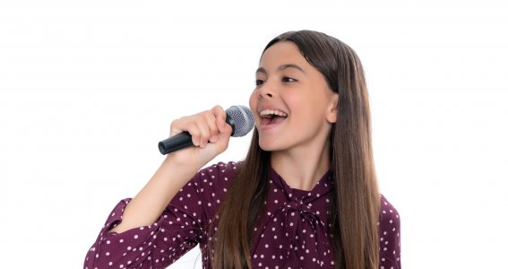 Mädchen sing tin Mikrofon