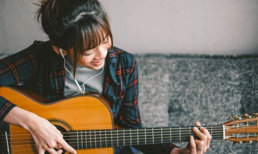 Mädchen spielt Gitarre