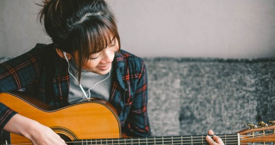 Mädchen spielt Gitarre