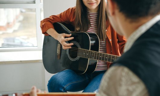 Mädchen spielt Gitarre