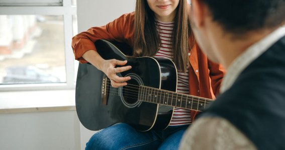 Mädchen spielt Gitarre